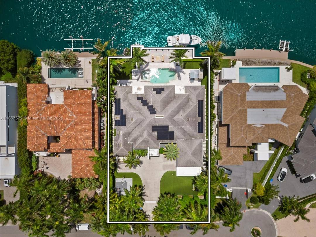 Welcome to your dream home in Golden Beach's exclusive South Island !