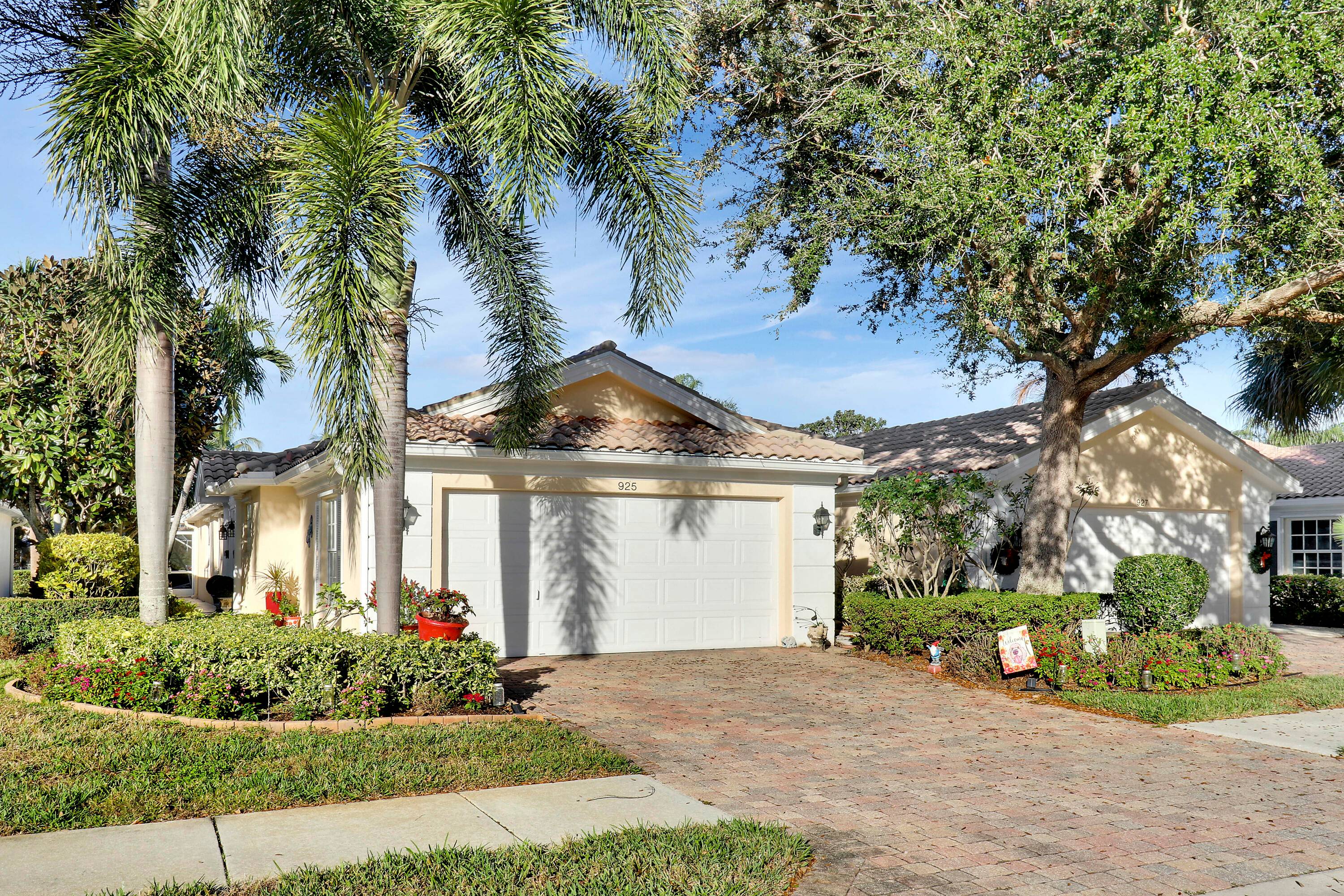Rarely Available Extended Capri Model in the Heart of the GardensWelcome to this stunning and rarely available extended Capri Home, a true gem nestled at the end of a quiet ...