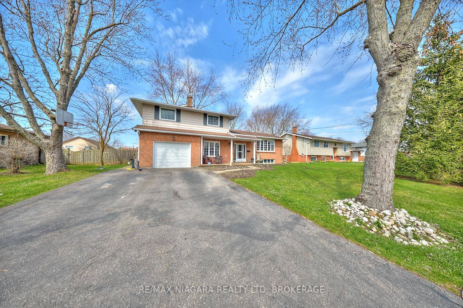Welcome to 953 Grandview Rd, a well maintained 3 1 bedroom, 2 bathroom home ideally set on a generous 80' x 120' lot in the highly desirable Crescent Park neighborhood ...