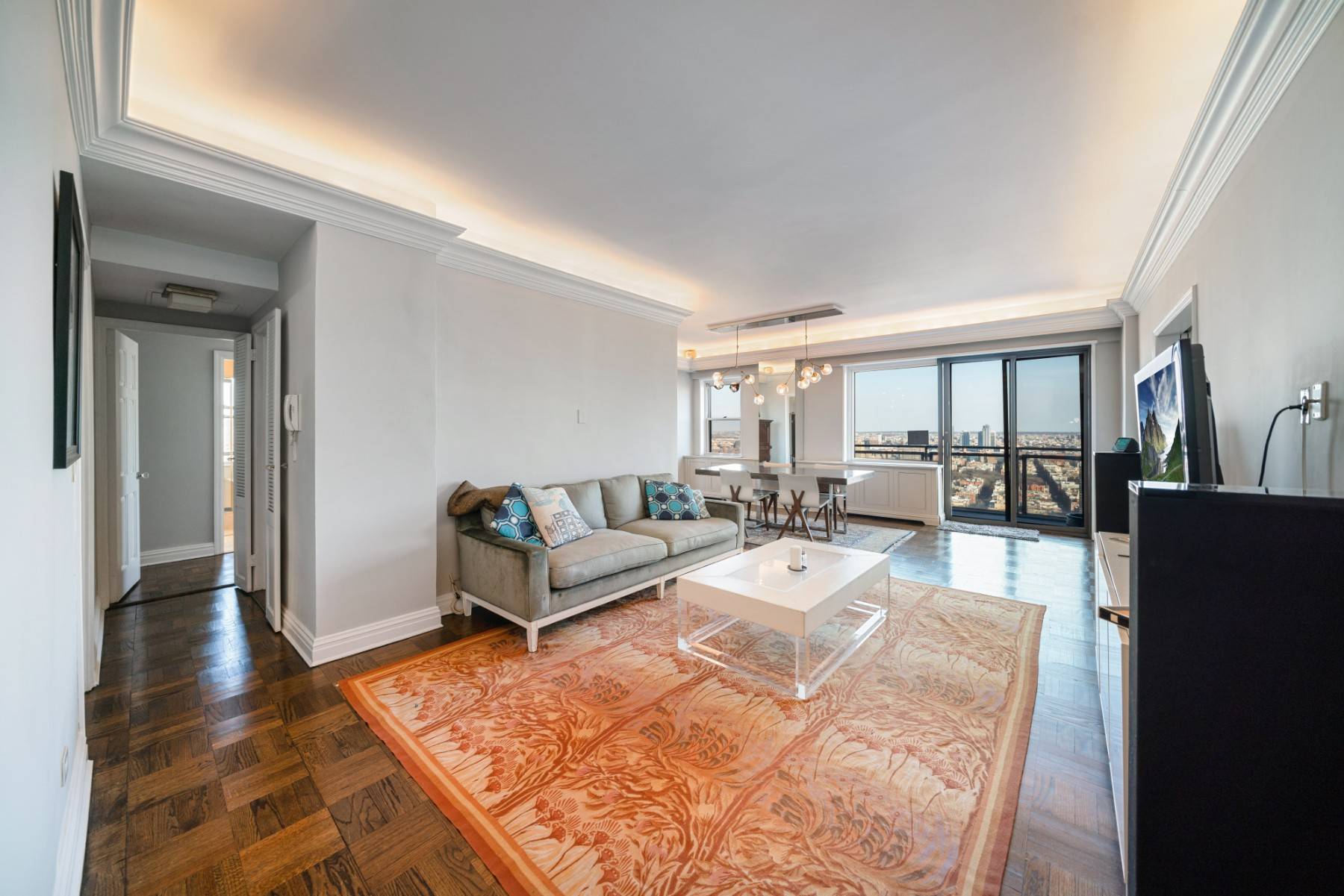 From the moment you walk into your new Penthouse, you will fall in love with the incredible unobstructed city and water views from every room.