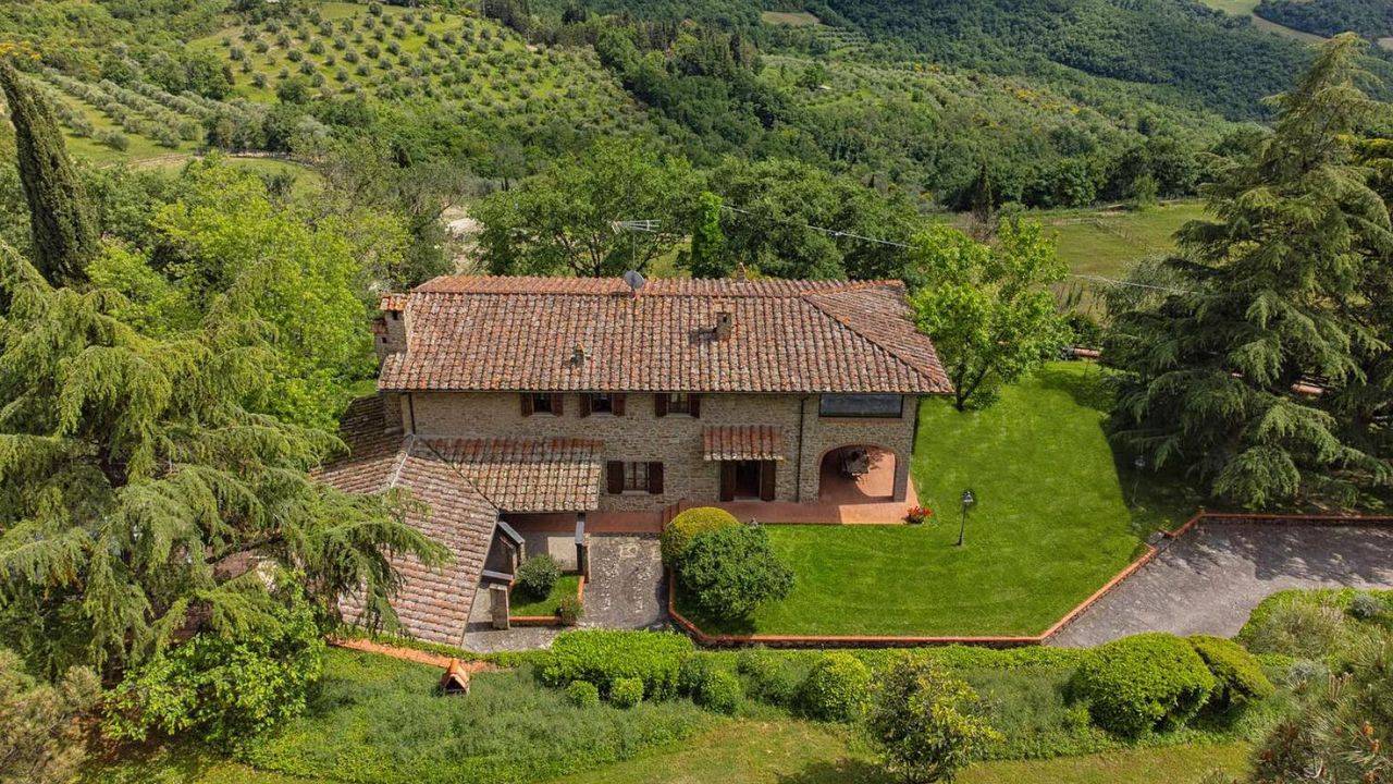 Renovated luxury villa with annexe, 1.5 hectares of parkland, five-a-side football and tennis court for sale a few km from the city centre of Arezzo.