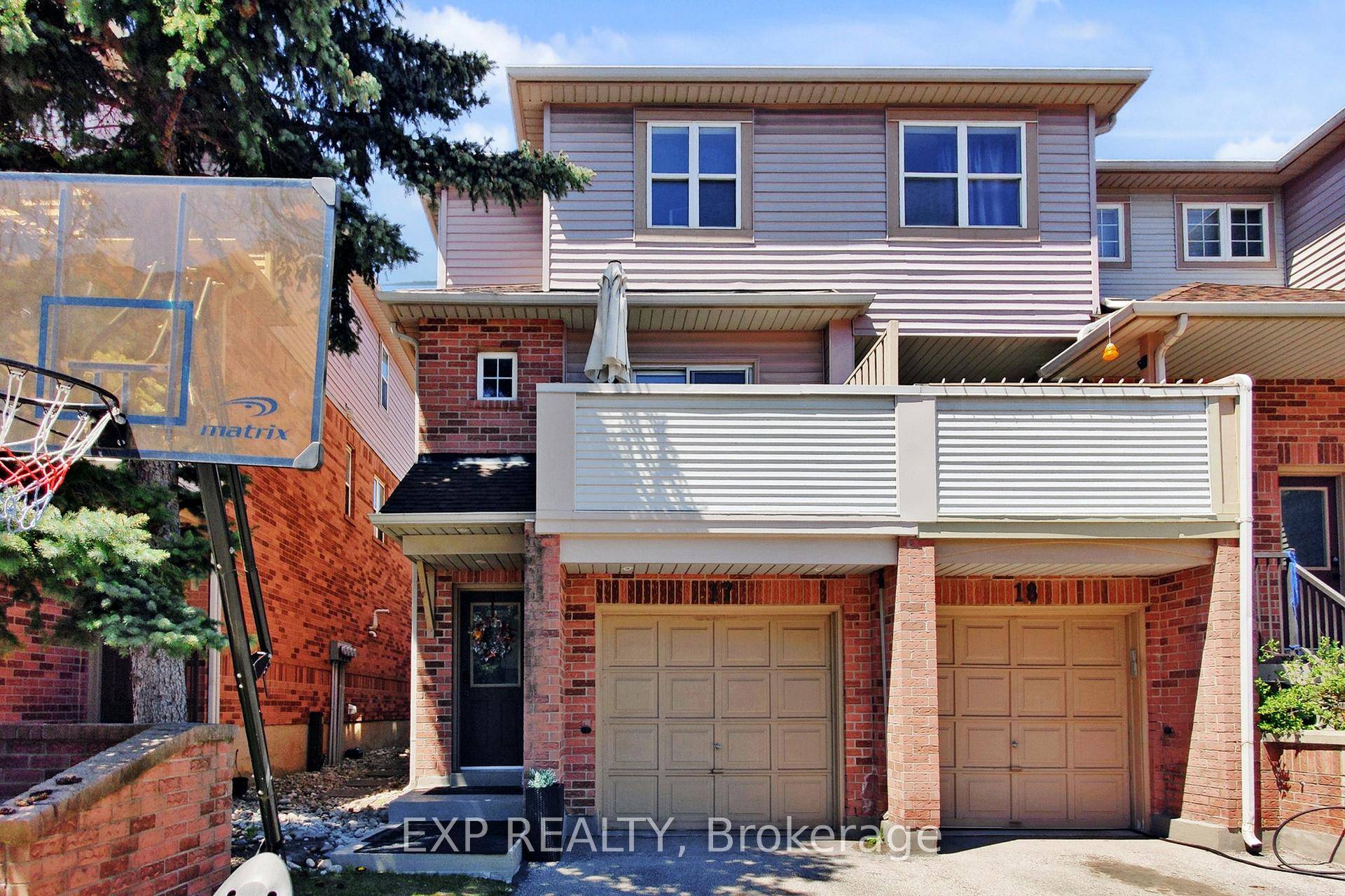Don't Miss This Bright amp ; Spacious End Unit Like Semi Detached !