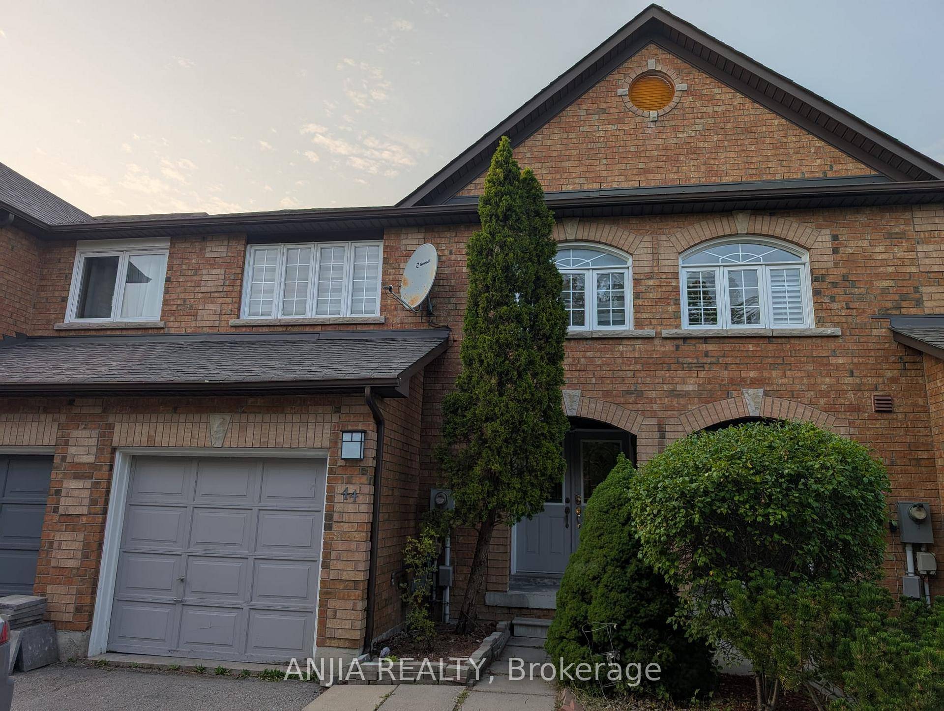 Bright amp ; Spacious Family Home on a Quiet Court in the Highly Desirable Oak Ridges Community !