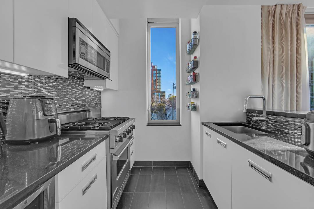 This is a rare opportunity to own a large 3 bedroom, 3 bathroom home in The View, the only condo on the LIC waterfront.