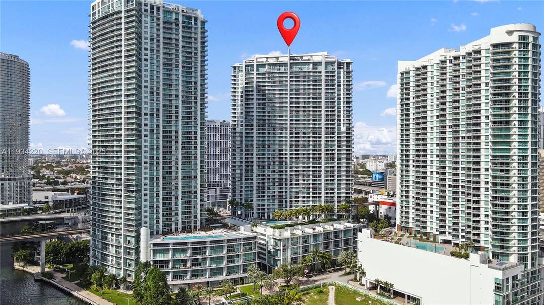 Beautiful amp ; Luxurious 1 bedroom 1 bath condo in the heart of Brickell, boasting stunning city and river views !