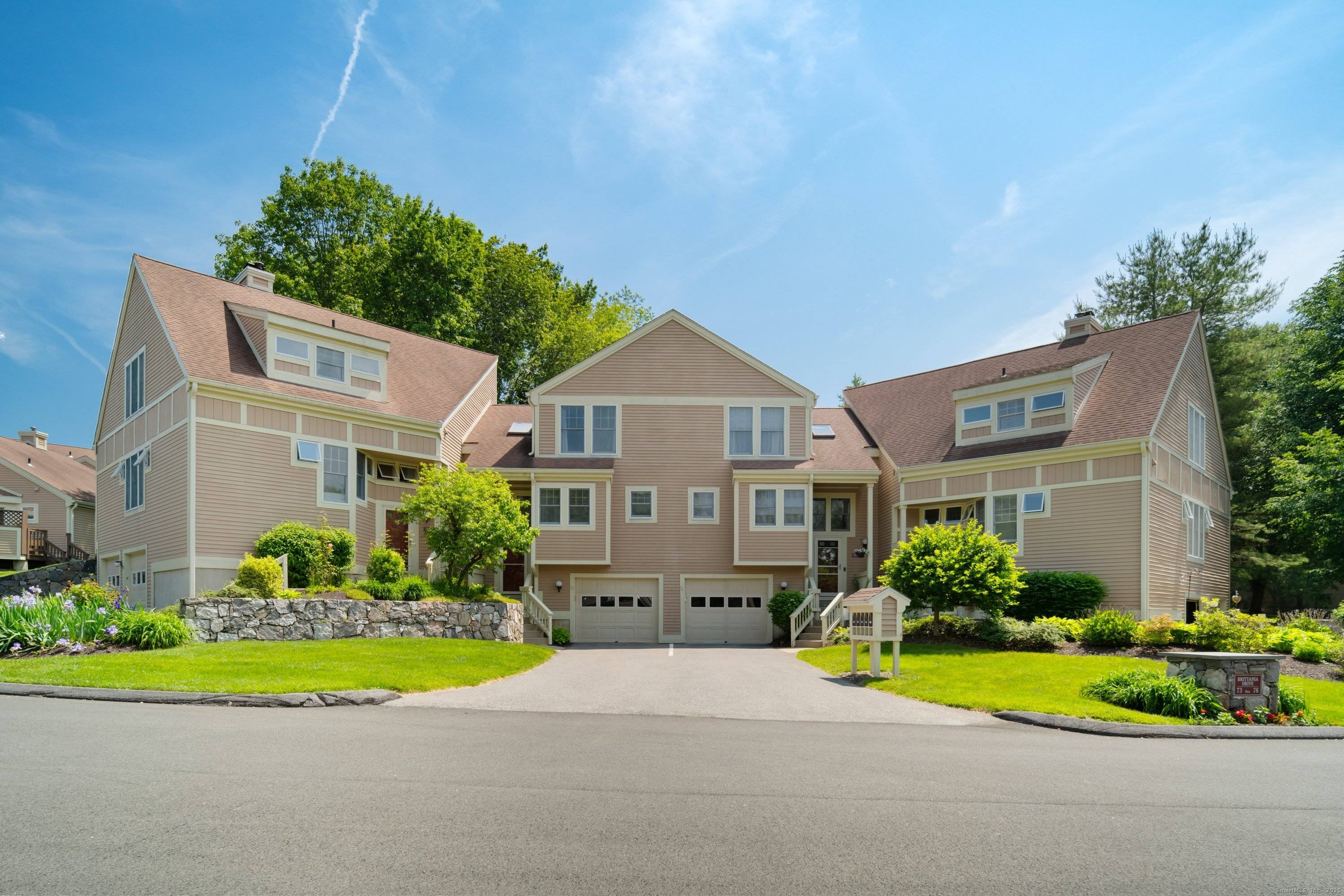 Welcome to this inviting 2 bedroom, 2.