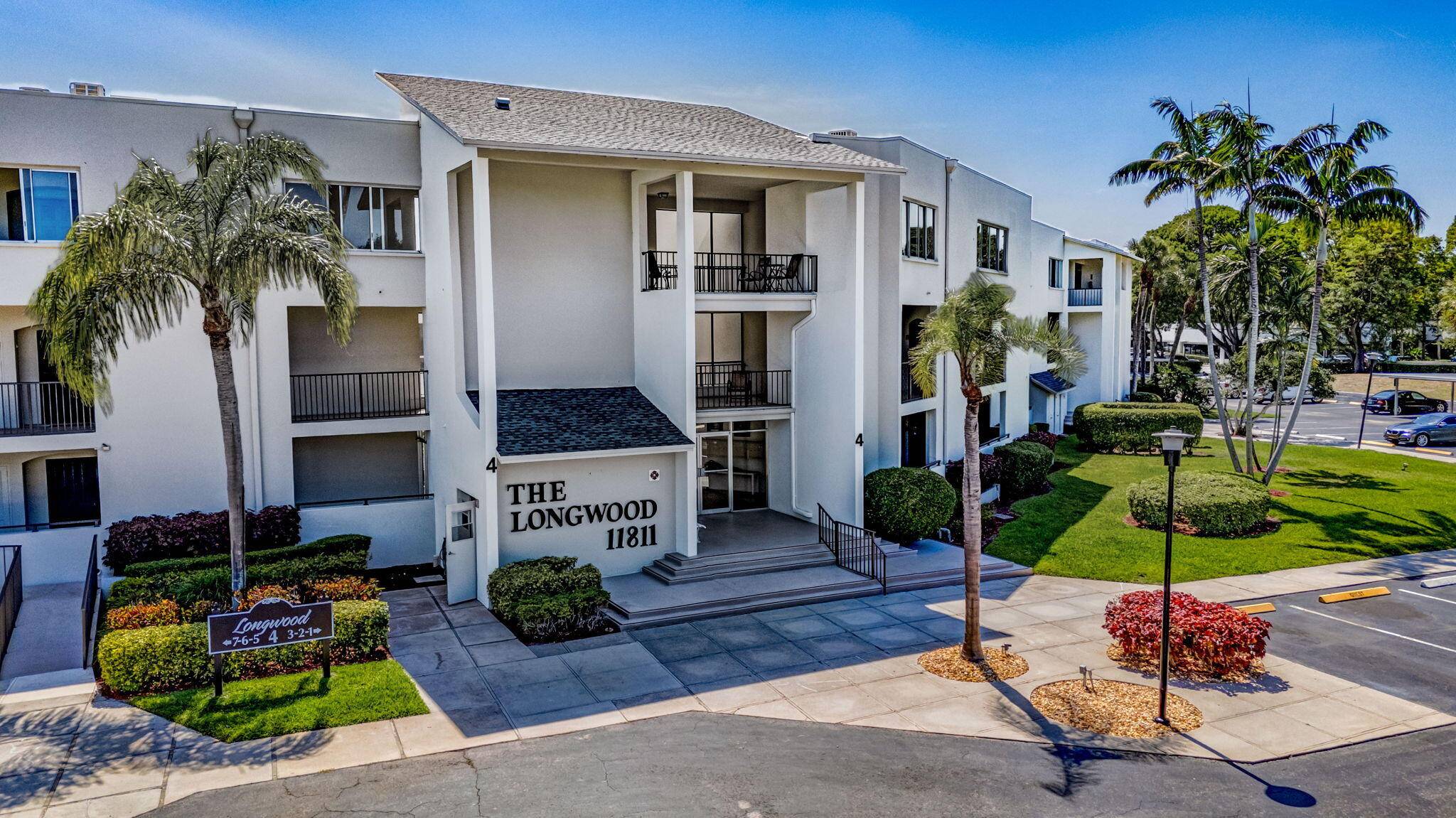 LIGHT AND SPACIOUS, FIRST FLOOR CORNER UNIT IN POPULAR 55 COMMUNITY OF LONGWOOD.