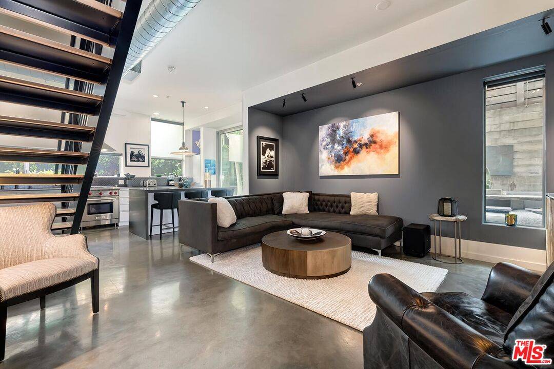 1137   Hacienda Pl 2BR Sunset Strip La