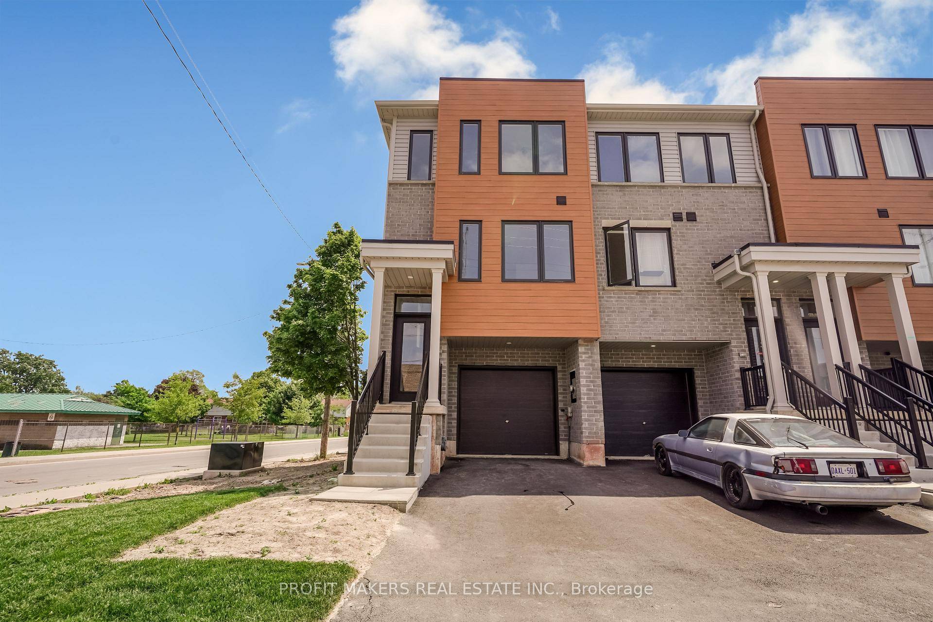 ! ! ! ONE YEAR NEW FREEHOLD END UNIT Townhouse !