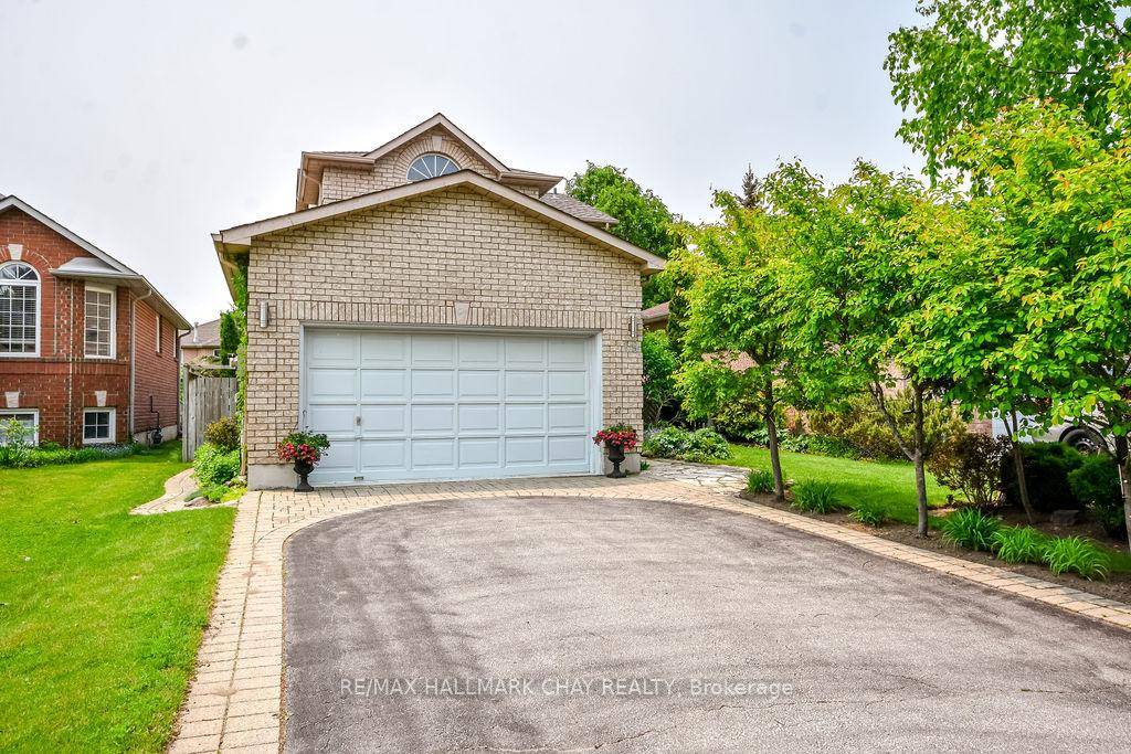 3 Bedroom Home in Barrie's Sought After South End !