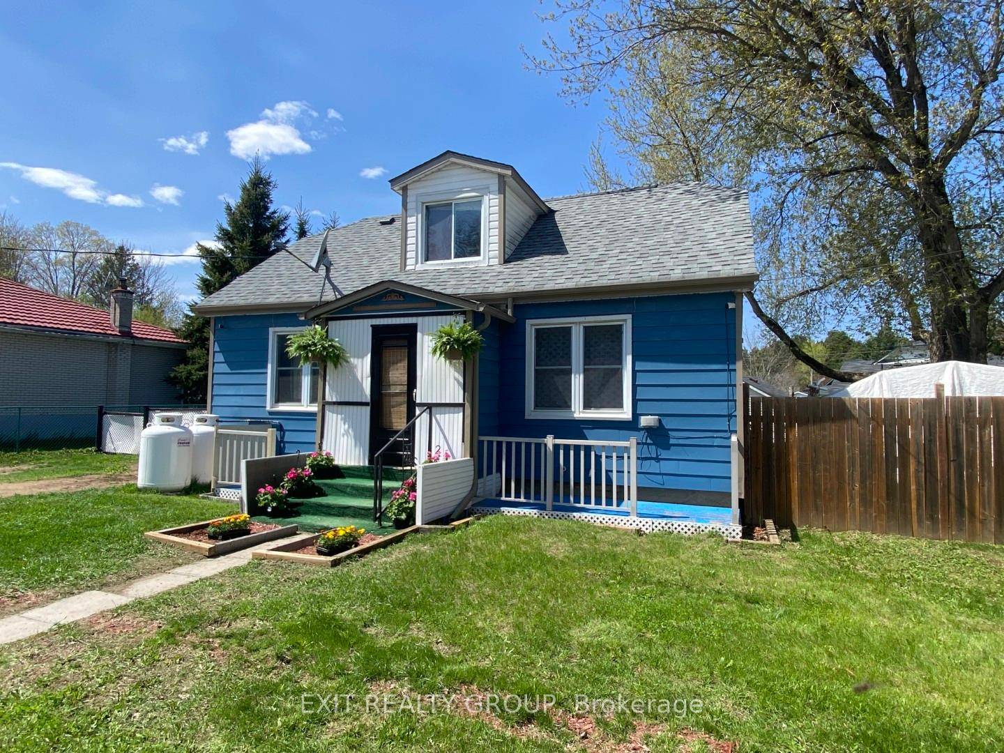 Move to the Country and spend relaxing days at 33 Glastonbury Rd.