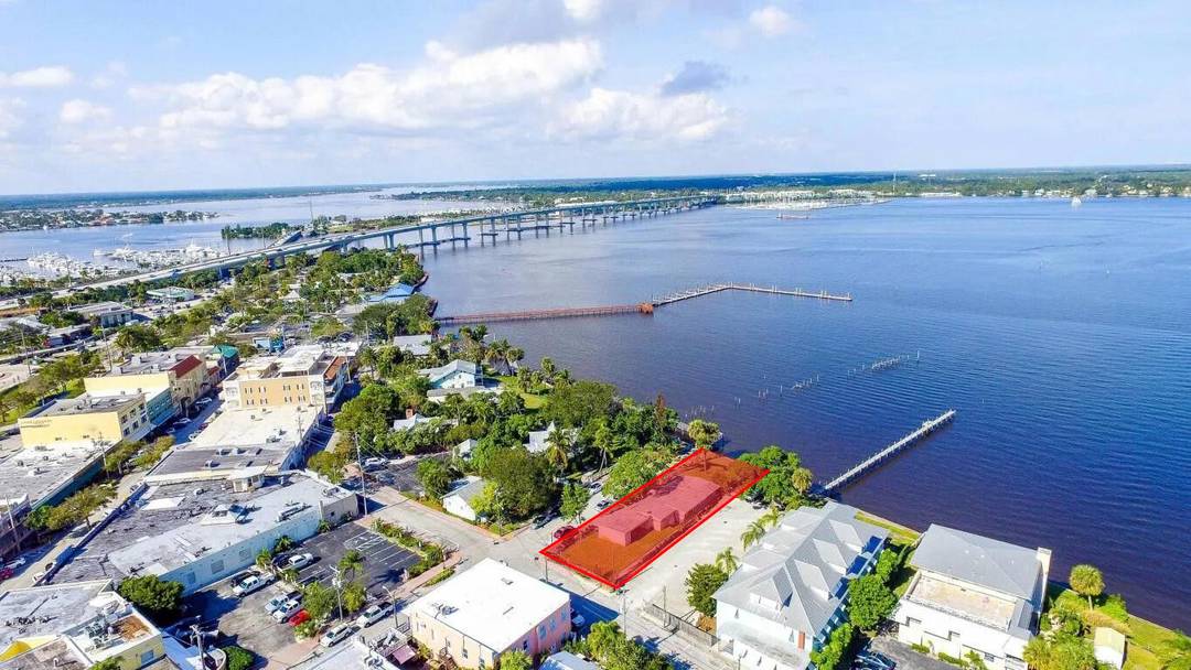 This excellent waterfront property offers a rare purchase opportunity in the heart of Downtown Stuart.