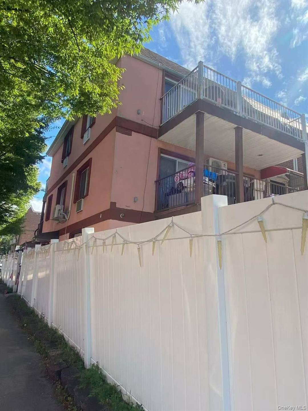 Beautiful Semi Detached House With 7 Bedrooms, 3 Baths.