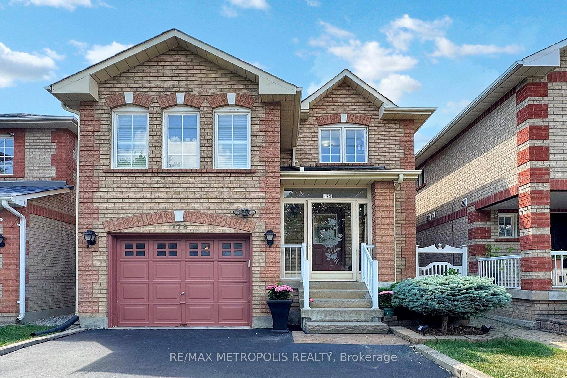 Welcome to 175 Roxbury st a beautifully maintained 3 1 bedroom, 3 full bath amp ; powder family home nestled in one of Markham's most sought after neighbourhoods !