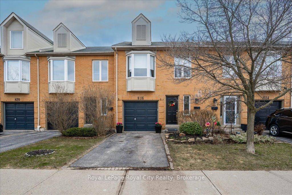 Welcome to 816 Village Green Boulevard, a charming 3 bedroom, 2 bathroom townhouse nestled in Mississauga's desirable Lakeview neighbourhood.