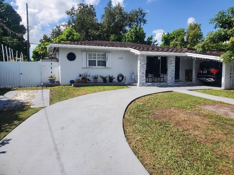 Beautiful one story pool house close to the Miami Zoo area, 4 3, patio area with barbecue grill, gazebo, pool.
