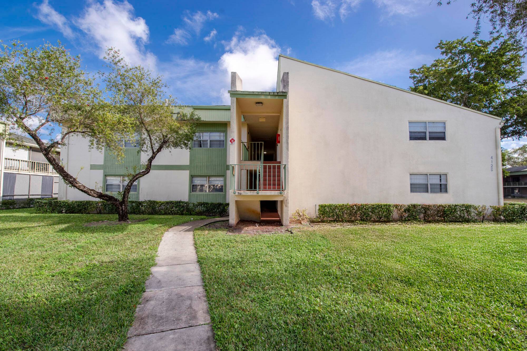Spacious and modern condo in Ramblewood East, Coral Springs !