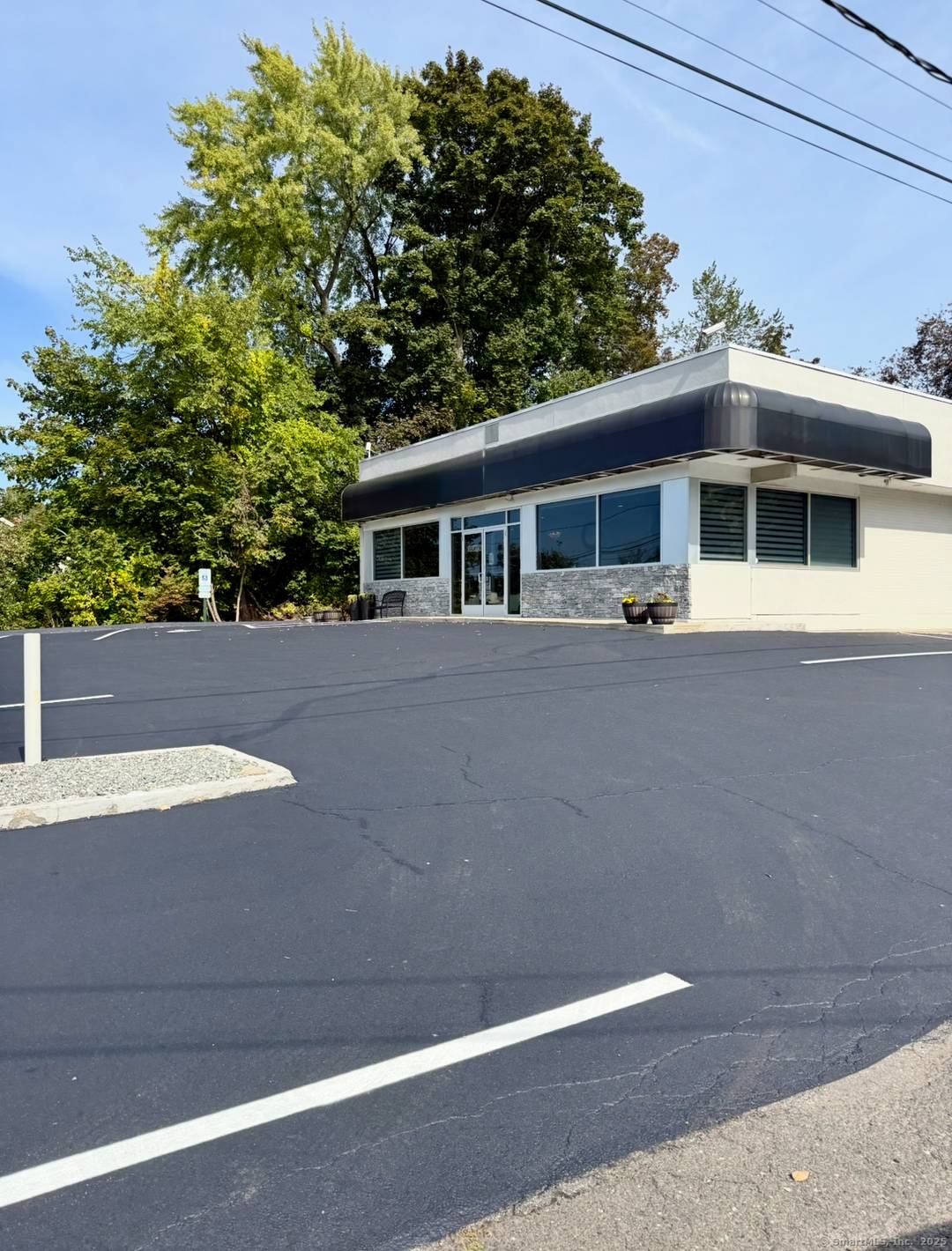 Located along a high traffic main road in Enfield, this established, fully upgraded hair and beauty salon is a prime investment opportunity.