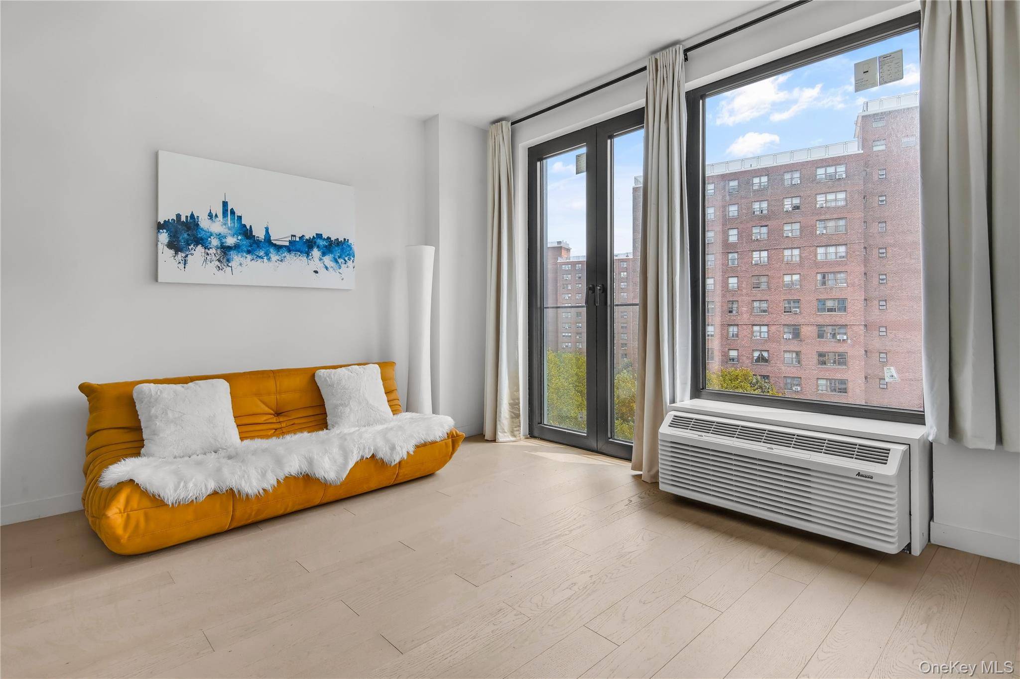 Perched on a high floor for optimal sunlight and minimal street noise, this designer studio in East Harlem s newest boutique condominium, HUXLEY, offers a sleek, thoughtful layout with premium ...