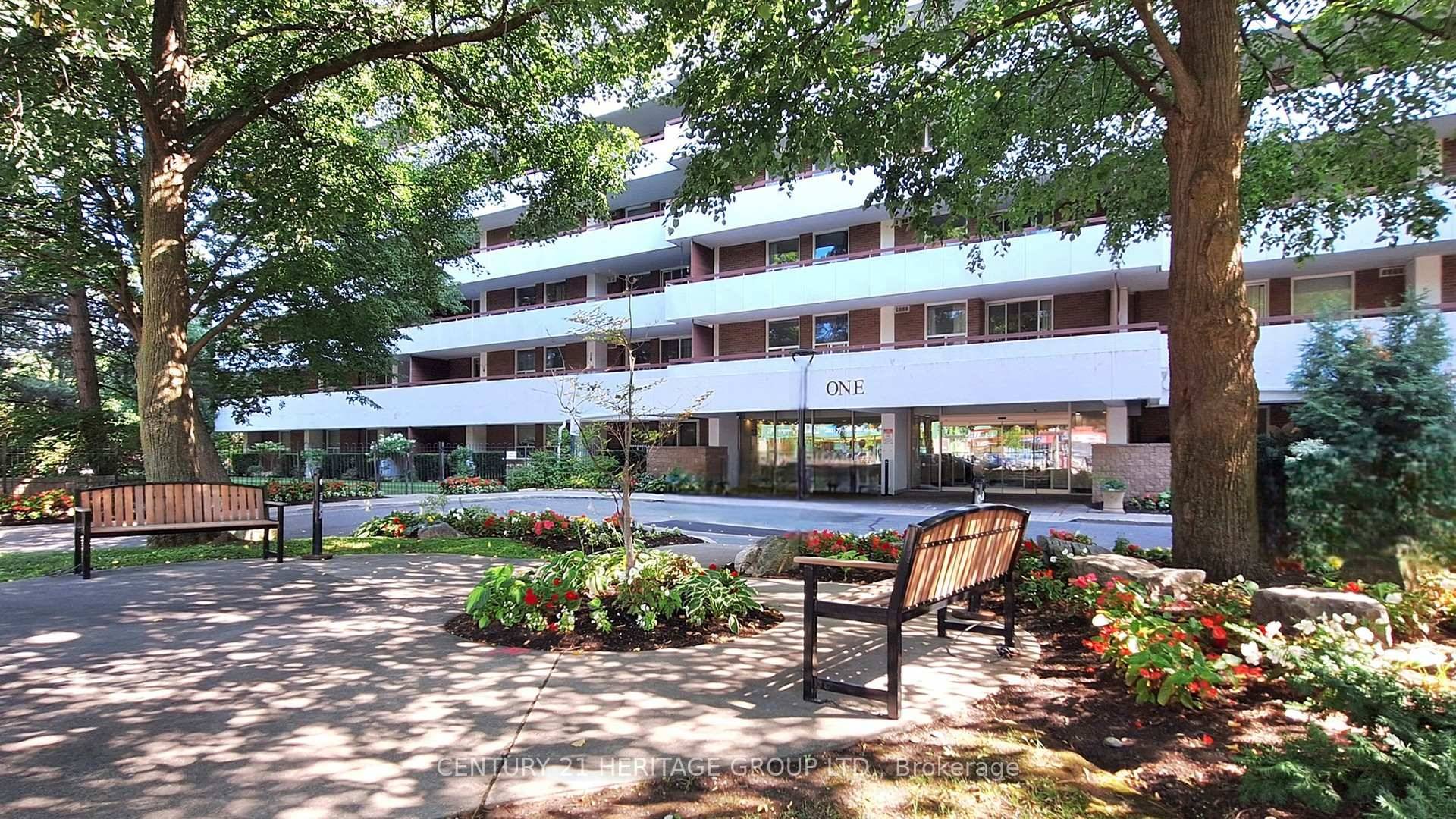 Spacious 2 Bedroom Condo in Prime Thornhill location.