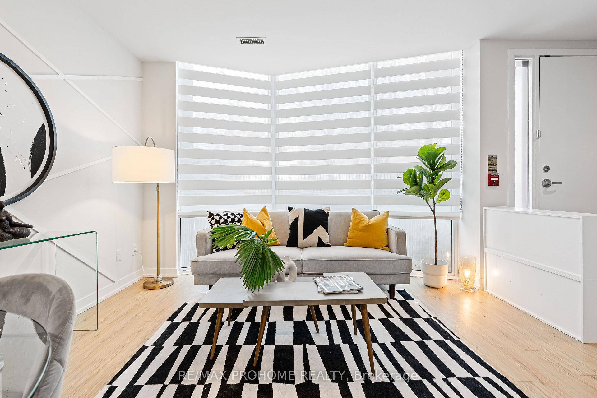 Welcome to this gorgeous and freshly painted condo townhouse at 87 Wood Street, Toronto !