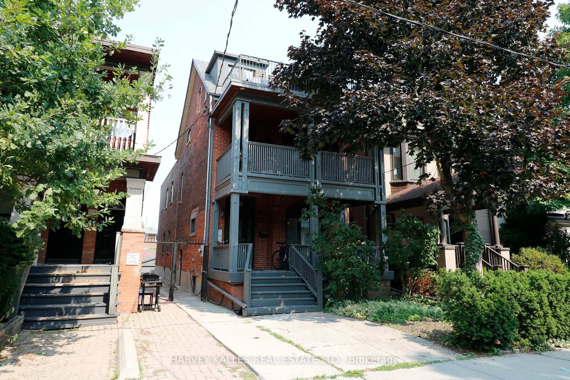 Cozy 1 Bedroom unit on the lower level, nestled in the highly sought after Little Italy neighborhood.