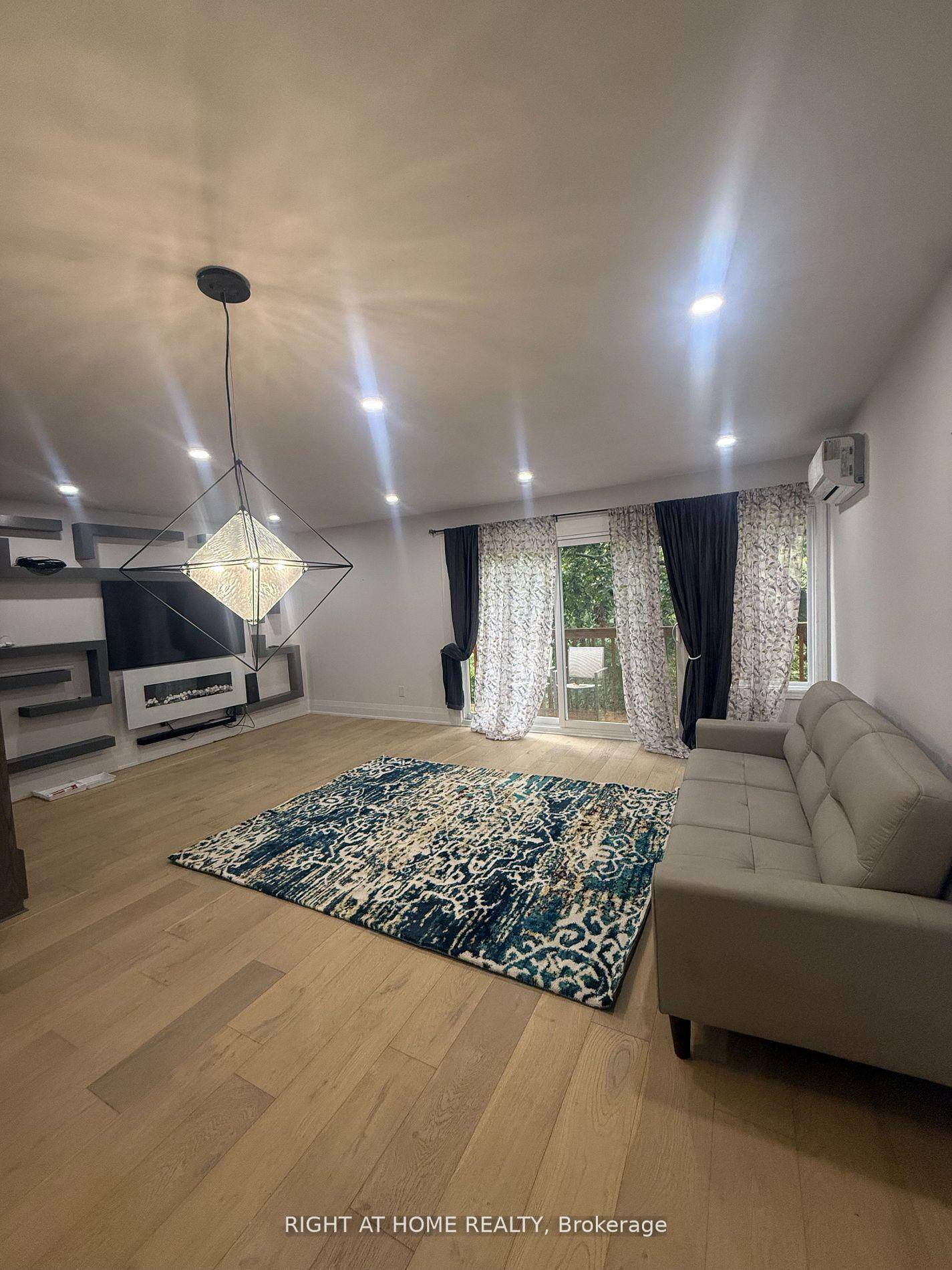 Executive Living amp ; An Absolute Showstopper In Aurora !