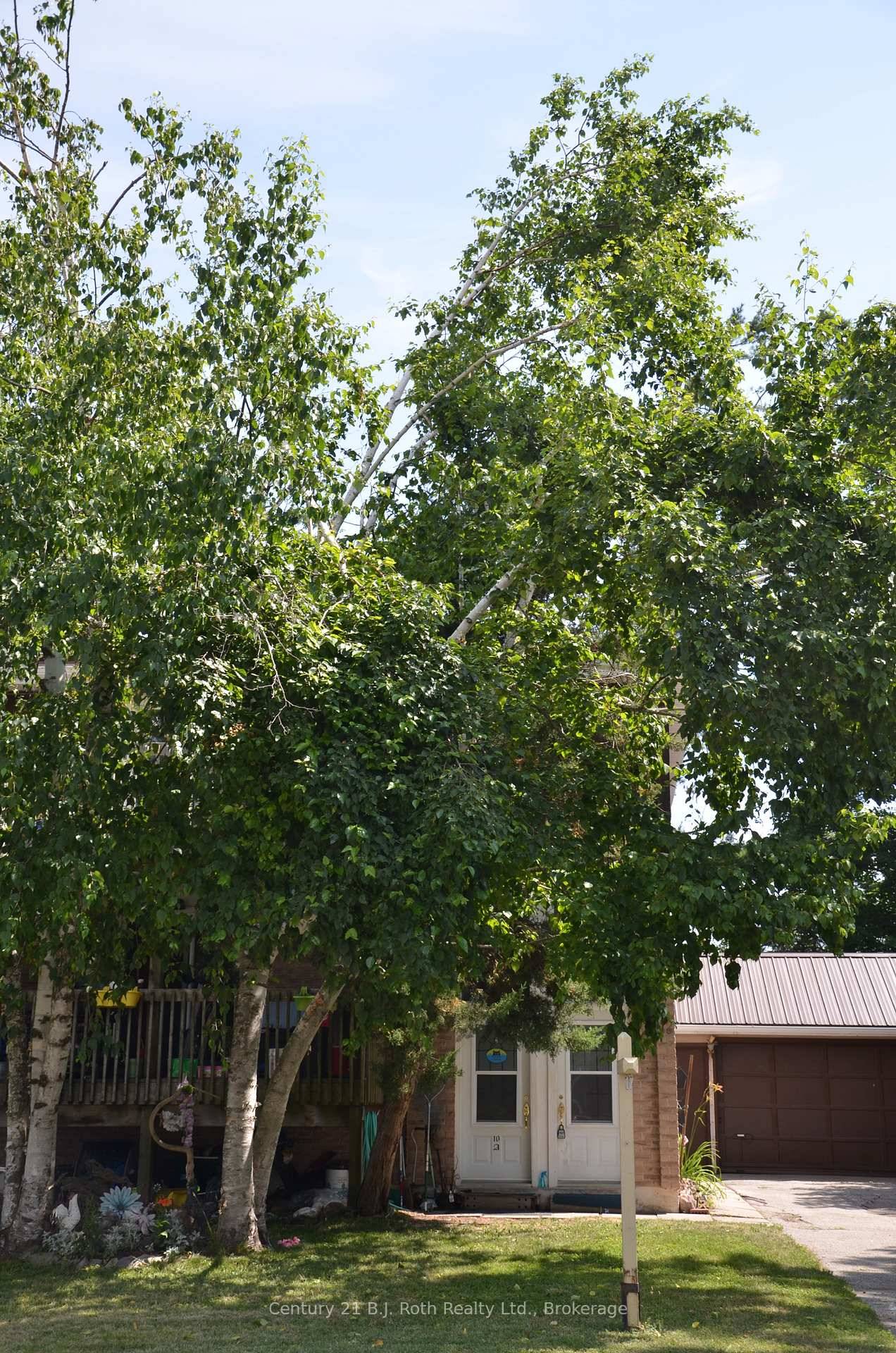 Triplex in the Heart of Orillia Steps to Couchiching Park !