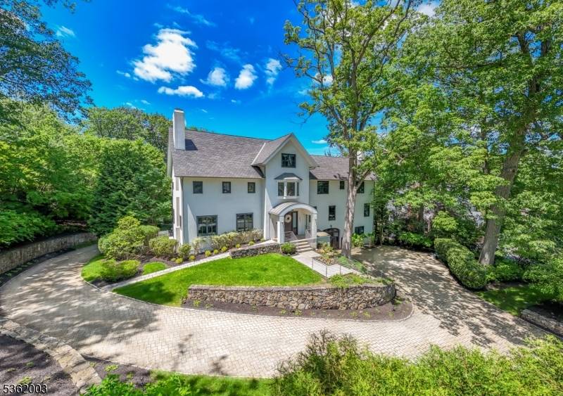 EXPANSIVE MODERN MASTERPIECE ON THE COVETED NORTHSIDE OF SUMMIT DELIVERS THE PINNACLE OF CONTEMPORARY SUBURBAN LIVING !