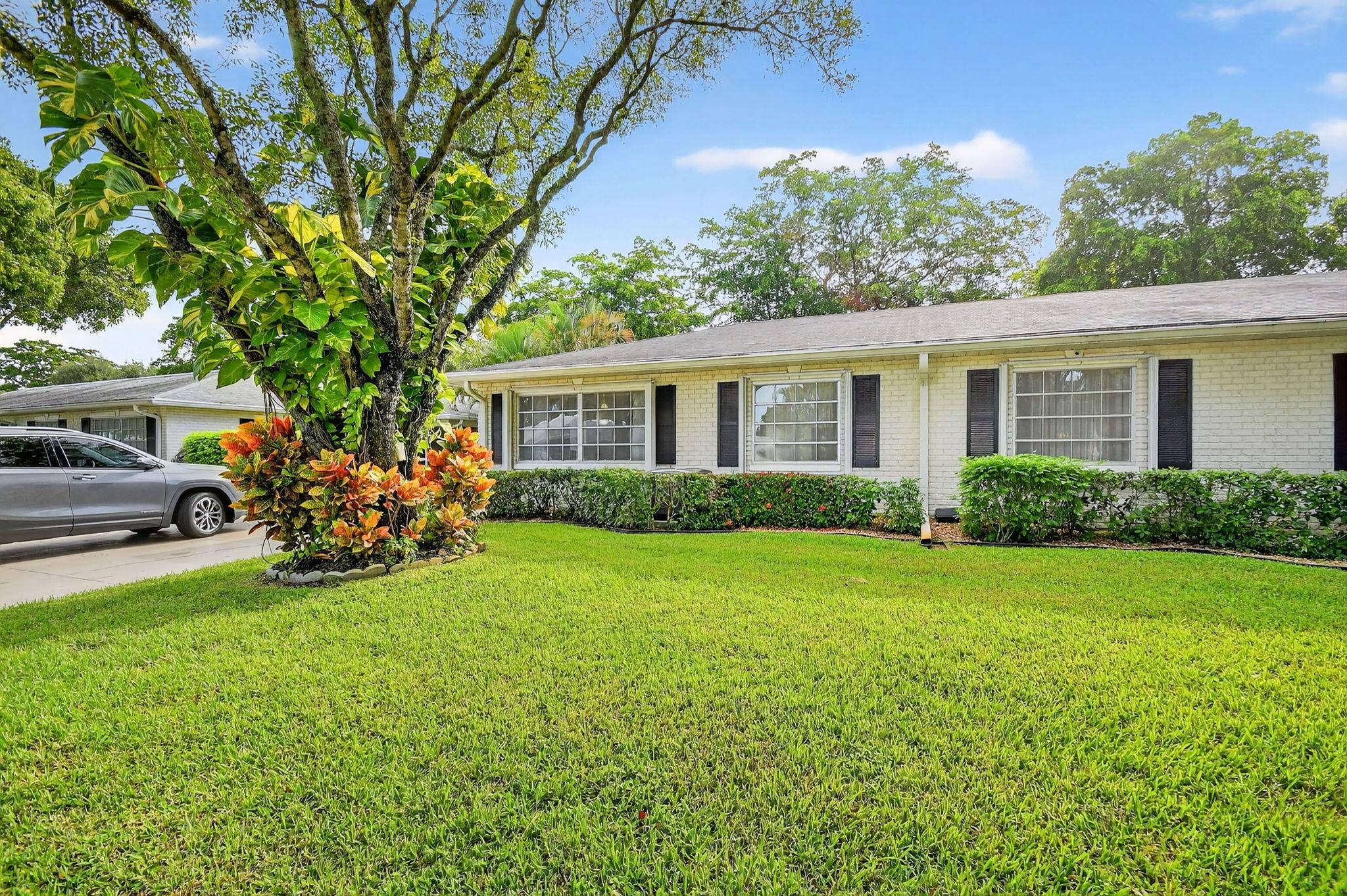 Meticulously maintained 2BR 2BA villa in the active 55 Limetree community !