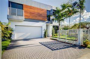 Prime location in heart of Victoria Park, stunning like new residence boasts 2, 789 SF, 3 bedrooms den, 2.