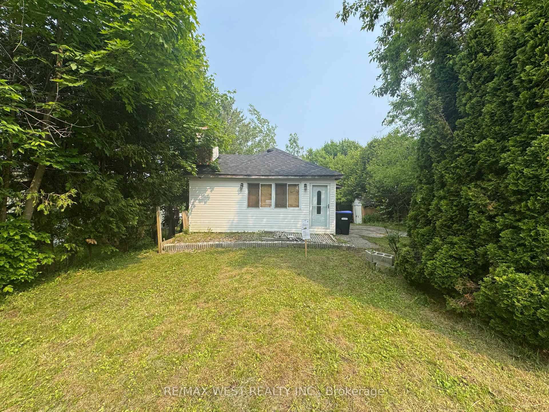 Welcome to 250 Kingfisher Avenue, an incredible blank canvas nestled in the charming lakeside community of Port McNicoll.