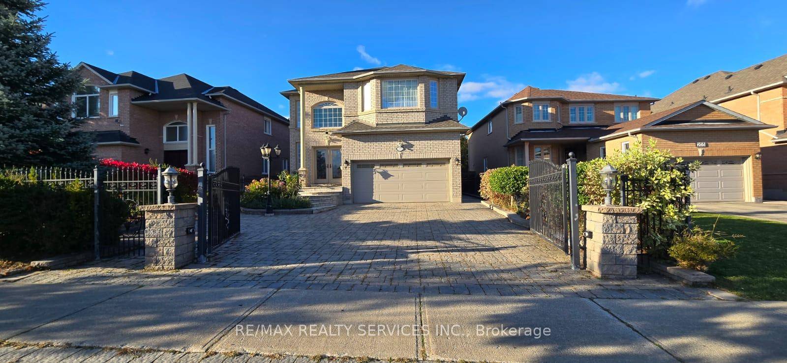Executive Fully Furnished Detached Home in Prime Mississauga Location !