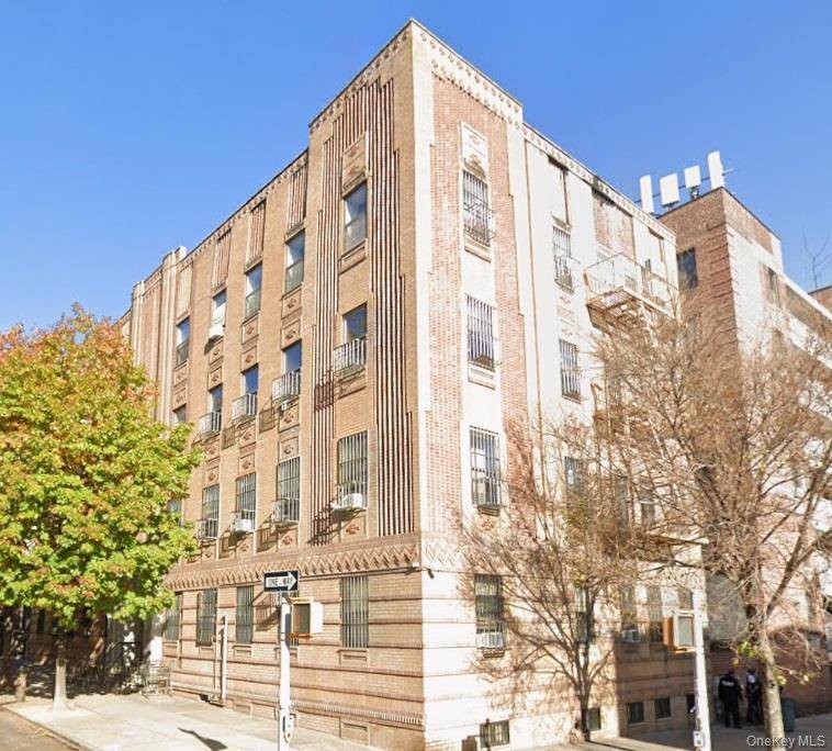 The condo is in proximity to Sunset Park and subway station along with many other amenities.