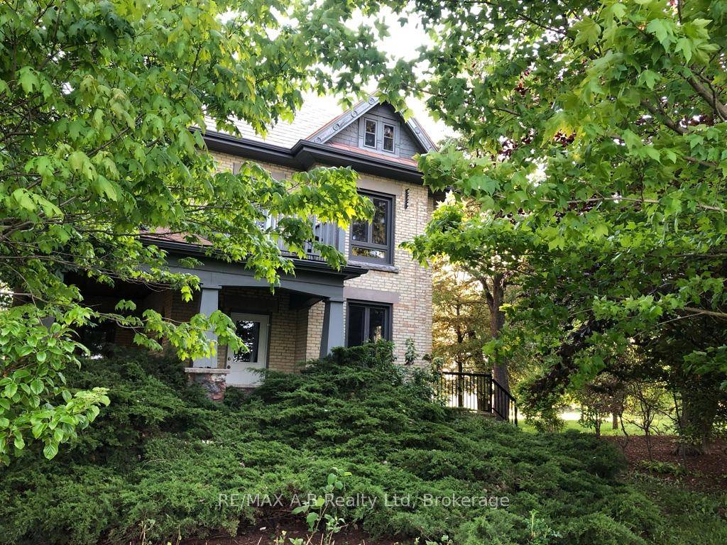 Set on 2. 4 acres of beautiful organic land and surrounded by pastures that have been organically maintained for over 40 years, this enchanting country home blends the soul of ...