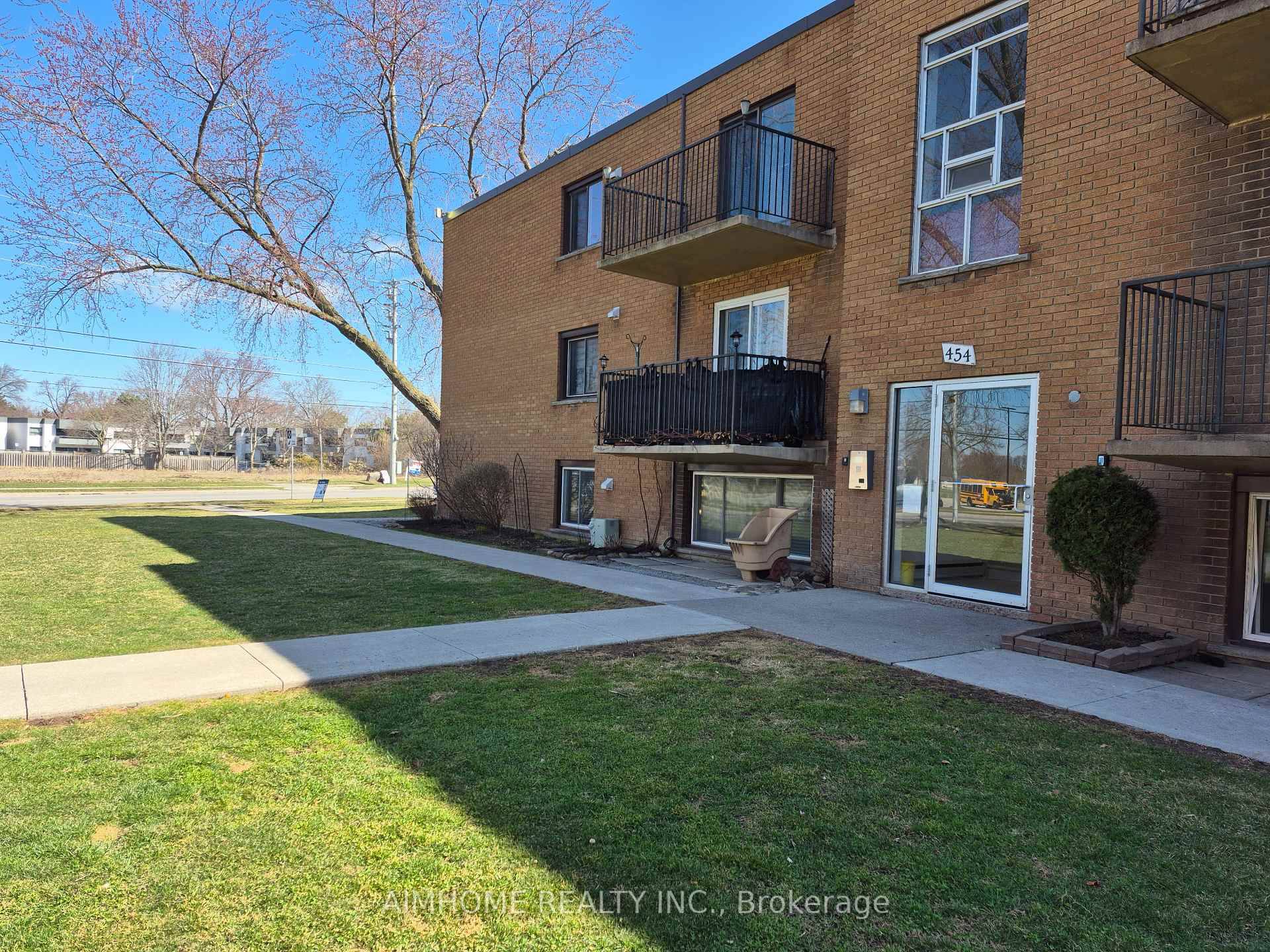 Bright and spacious 2 bedrooms condo located in a beautiful and convenient north end of St Catherines, facing to Pearson park and the Aquatics centre.