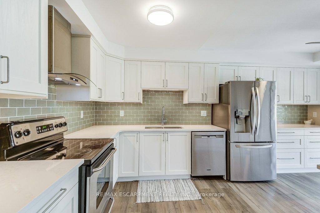 Luxury living meets modern style in this beautifully updated 2 bedroom, 2 bath suite at Bentley Place in the heart of the Durand neighbourhood.