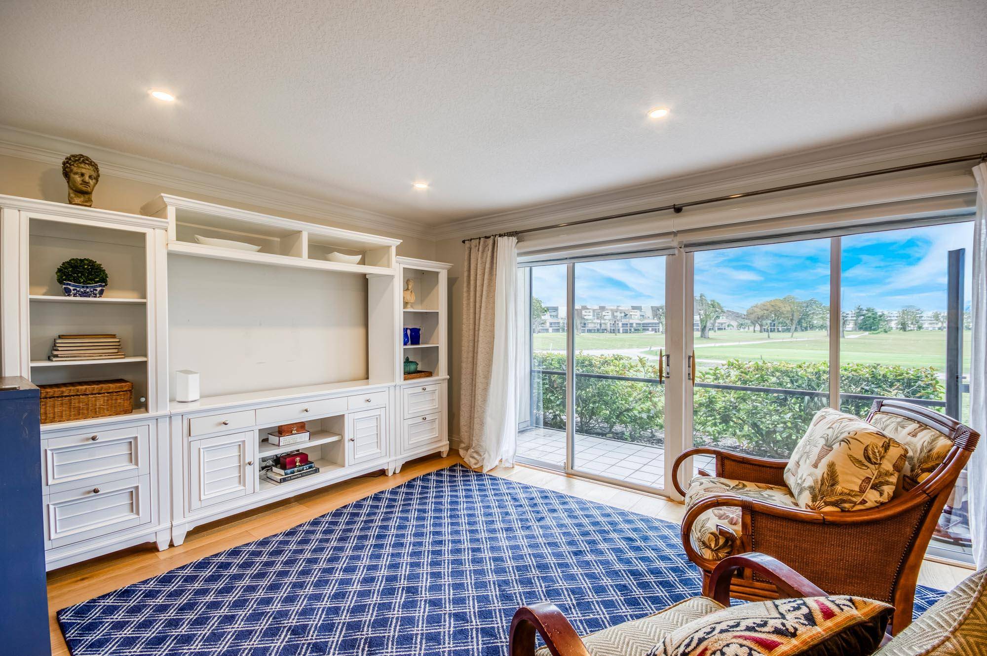 GORGEOUS TOWNHOME OPPORTUNITY !