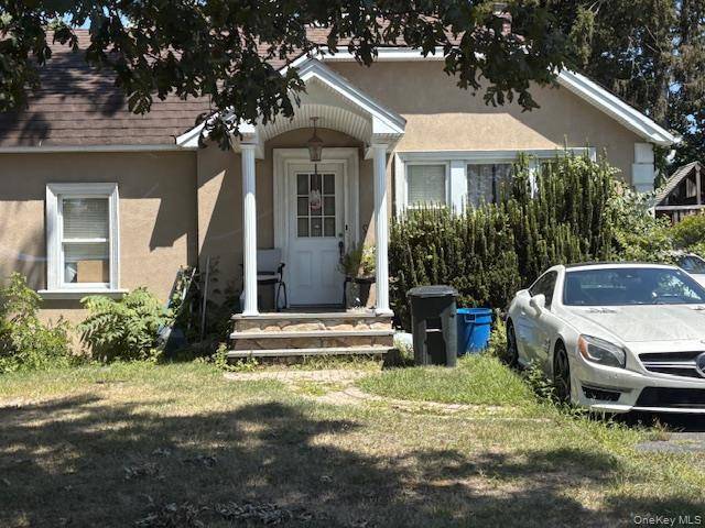 4 Bedrooms 2 bathroom house, located in the heart of deer park, Close to all shopping and public transportation.