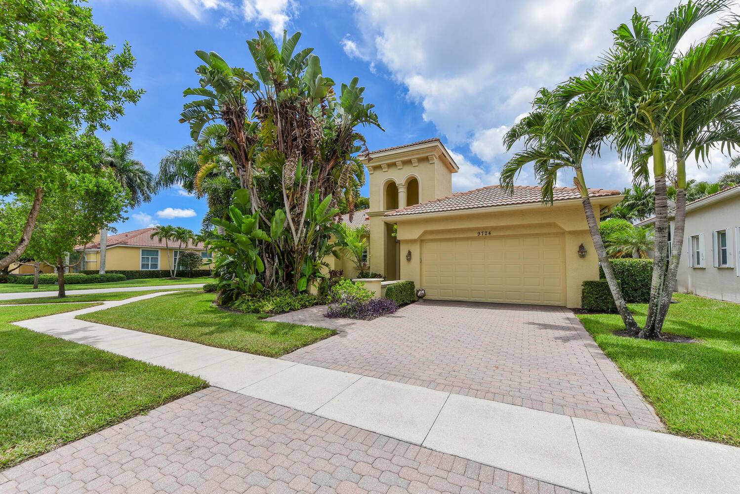 Welcome to the beautiful and highly sought after community of Buena Vida.