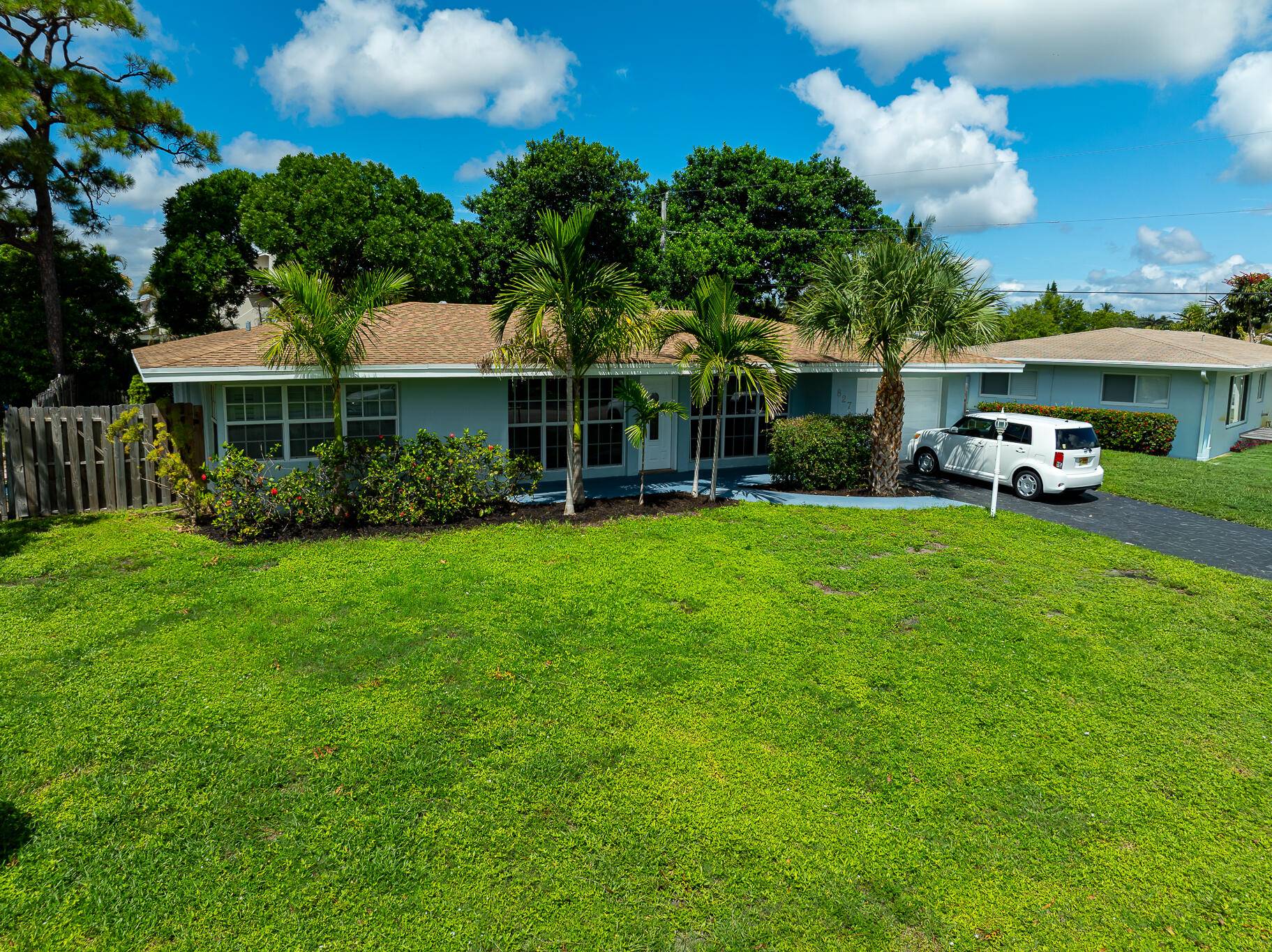 WELCOME HOME to 827 SE 10th Terrace in the highly sought after Cove neighborhood.