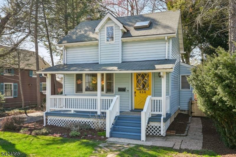 Nestled in the Graydon section of desirable Ridgewood, NJ, this charming cottage's lemonade porch welcomes you to this cozy 2 bedroom colonial that is move in ready for you to ...