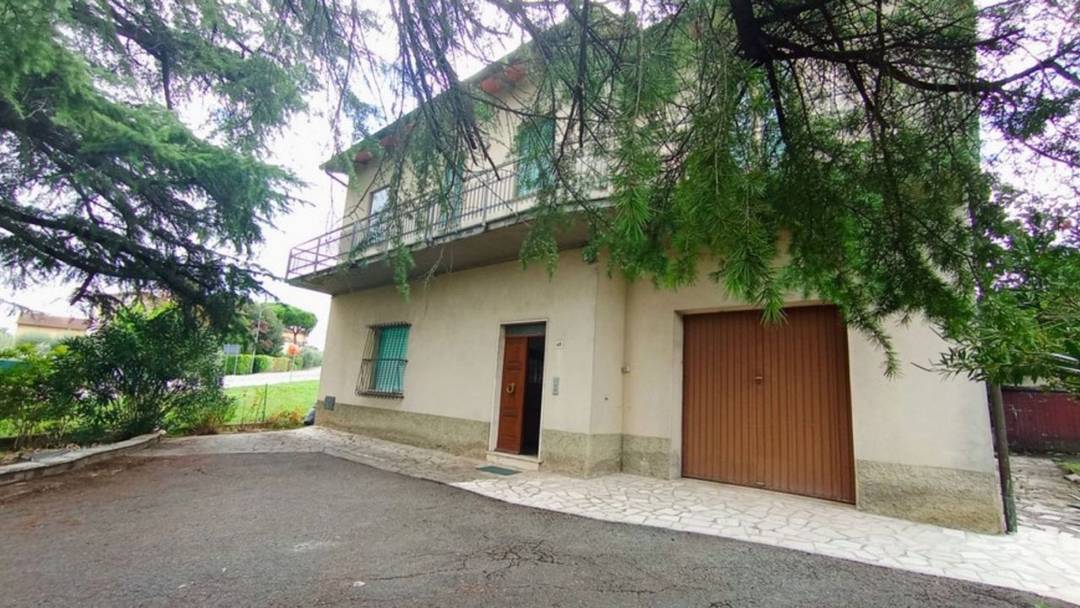Independent villa with outbuildings and garden, within walking distance of the historic center of Foiano della Chiana
