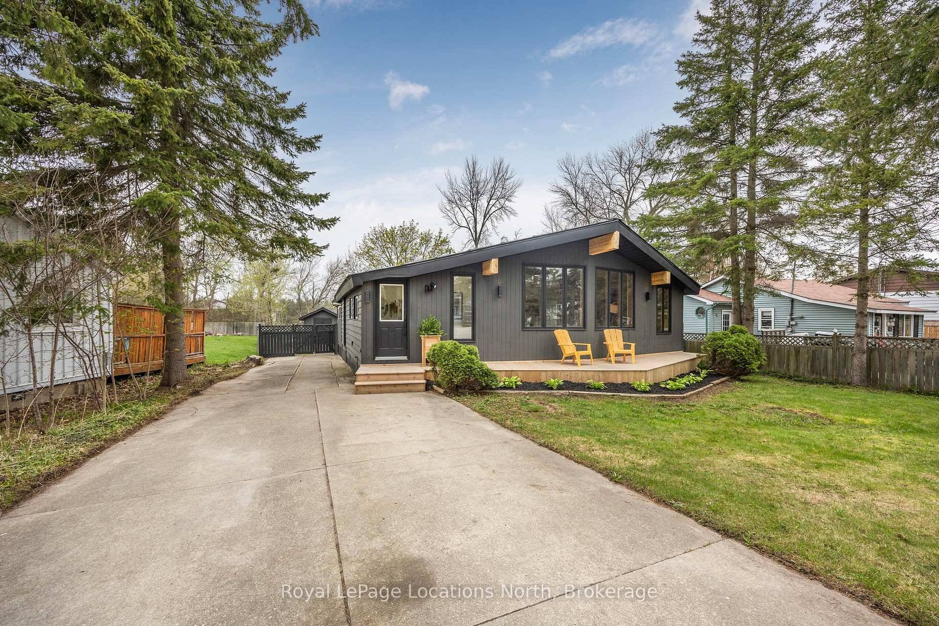Welcome to 25 Broadview Street in Collingwood your tranquil retreat less than a 500 metre walk to the shores of Georgian Bay.