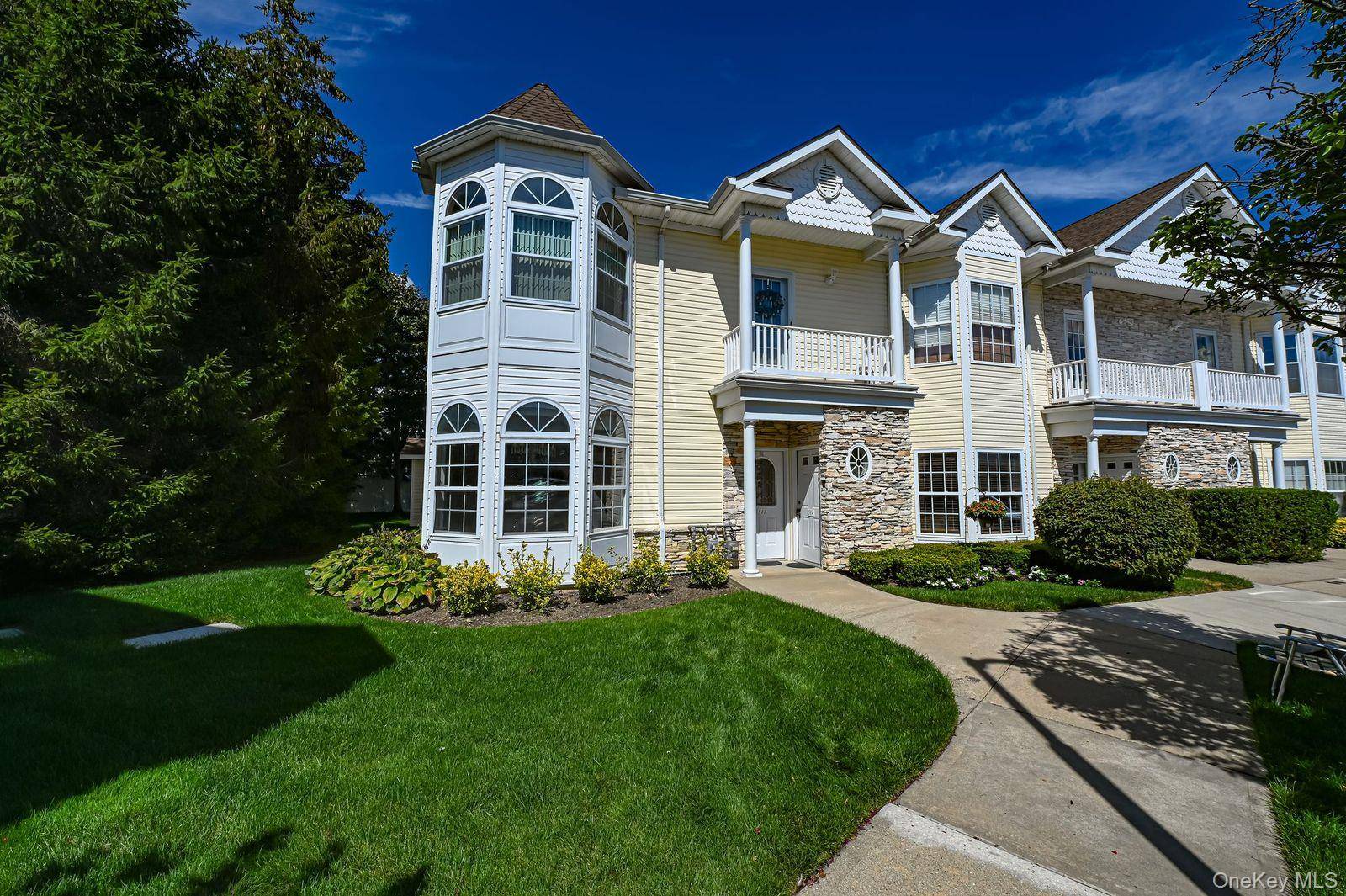 Do not miss out on this rare opportunity for a ground floor end unit in a desirable 55 community in the Narragansett Villas located in Lindenhurst Village !