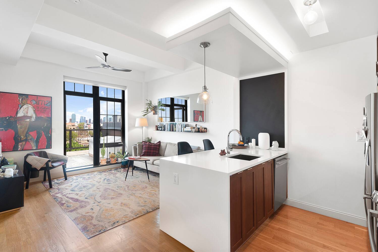 Penthouse with Large Private Terrace Welcome to this immaculate, sun lit, thoughtfully designed one bedroom residence featuring lofty 10.