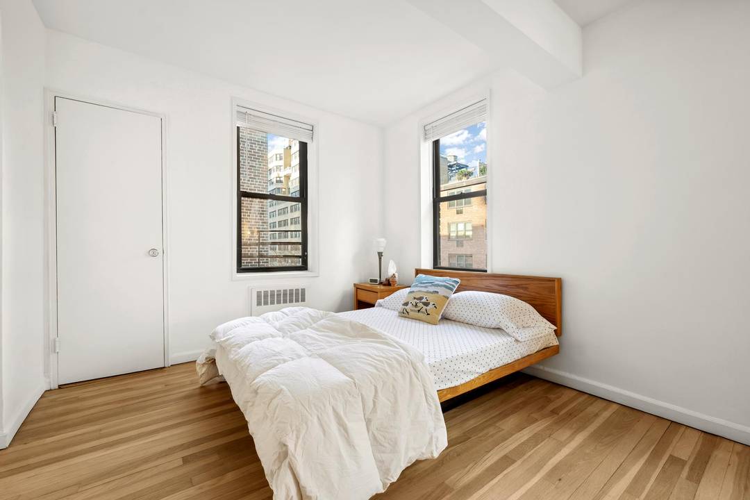 LARGE amp ; BRIGHT CONVERTIBLE 1 BEDROOM IN THE HEART OF GREENWICH VILLAGE !