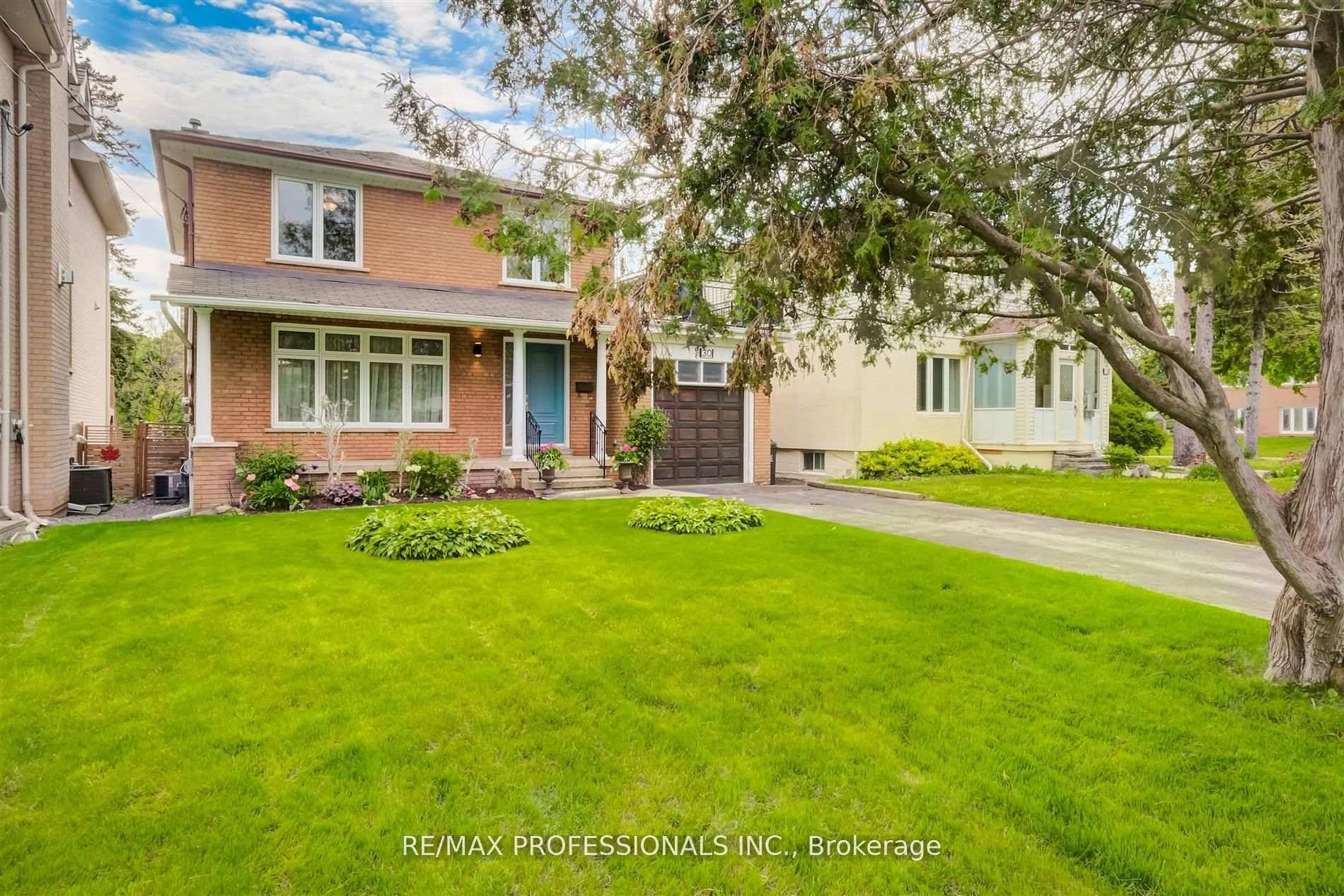 Picture perfect, move in ready family home on the prettiest street in Newton brook !