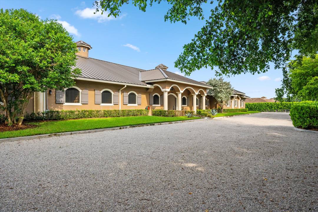 Situated within the gates of Grand Prix Village this 20 stall stable was designed and maintained by a top equestrian professional.