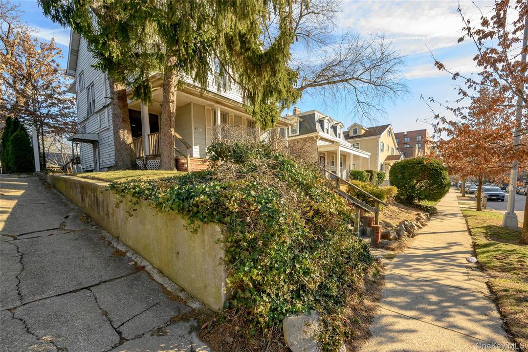 Entire house rental 5 bedrooms 2 full baths in North Richmond Hill.